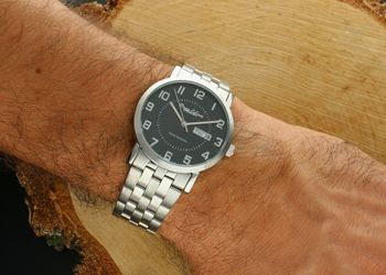 Elegancki męski zegarek Bruno Calvani BC90326 SILVER z mechanizmem kwarcowym, srebrną metalową bransoletą, mineralnym szkłem i datownikiem. Wodoszczelność 30 m, idealny na 2.jpg